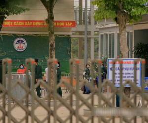 CẬN CẢNH: Bên trong nơi 79 cô trò trường Tiểu học Xuân Phương cách ly vì COVID-19, phụ huynh mang nhu yếu phẩm, chăn gối tới chăm con