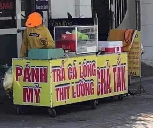 Xe bán đồ ăn với kiểu ghi biển teencode 'tung trời' khiến dân mạng cười nắc nẻ, nhưng người tinh ý sẽ nhận ra ngay chiêu cao tay của chủ quán