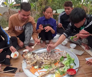 Nhìn con cá 'cháy đen' tưởng thất bại, ai ngờ nhờ một chi tiết mà món ăn của bà Tân được đàn cháu xử gọn chỉ còn bộ xương khô?