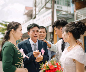 Ông bố gục vào vai chú rể, mếu máo tiễn con gái về nhà chồng, miệng không quên dặn: 'Vợ có làm gì thì về mách cha'