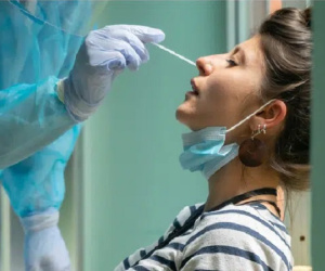 Triệu chứng mới của COVID xuất hiện ngày càng nhiều: 3 dấu hiệu nhận biết 'lưỡi COVID'