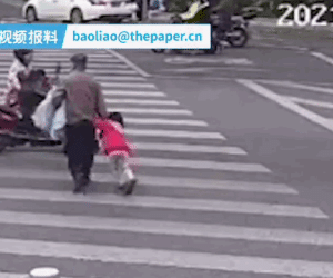 Video: Cụ ông băng qua đường bất chấp sự ngăn cản của cháu gái và cái kết đau lòng