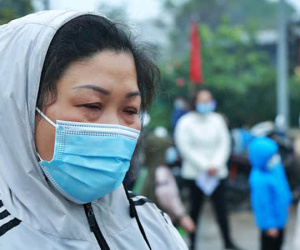 Bà ngoại bật khóc khi đưa cháu trai lớp 3 đi xét nghiệm Covid-19 ở Xuân Phương: 'Mình vì mọi người, mọi người vì mình'