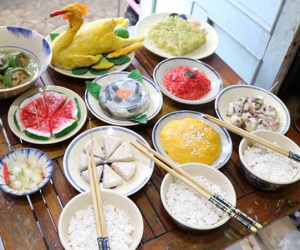 Tết lạ: Cúng ông bà mâm cỗ đất sét, con cháu ăn chơi củ đậu khổng lồ
