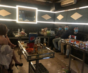 Quảng Ninh: 6 khách hát cùng 6 'tay vịn' bị đưa đi cách ly vì hát karaoke chui giữa dịch Covid-19
