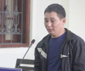 Nghịch tử say rượu, sát hại mẹ rồi nằm ôm thi thể khóc