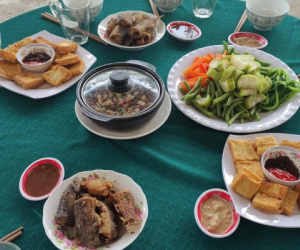 Anh chàng chia tay bạn gái vì bố mẹ cô làm cỗ mà không có thịt, soi lại câu chuyện khiến dân tình chỉ trích ngược