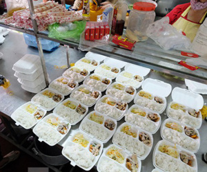 Nhìn gần nơi cung cấp hàng trăm suất ăn cho học sinh cách ly tại Hải Dương