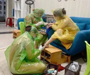Dịch cũng phải đẹp: Chị em phụ nữ mặc áo mưa, trùm kín mít hở mỗi ngón tay đi làm móng trong mùa covid