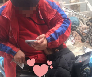 Đặt đồ ăn giữa trưa, vị khách lặng người khi thấy chị shipper và 'file đính kèm' đặc biệt