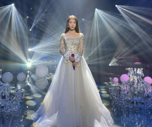 IU - cô gái sinh ra là để khoác những chiếc đầm công chúa lộng lẫy, khí chất bao năm không hề suy giảm