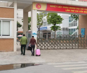 Người cha tạm biệt gia đình vào khu cách ly chăm con nhưng trên mạng lại xuất hiện bình luận phản cảm khiến ai cũng phẫn nộ