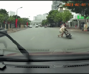 Bà mẹ 'não cá vàng' đánh rớt con sau va chạm, chạy mất một quãng mới hớt hải quay lại... nhặt