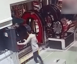 Video: Thót tim cảnh nam công nhân bị kẹt cổ vào máy, đồng nghiệp lập tức ứng cứu
