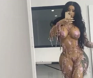 Nữ rapper Cardi B gây sốt khi 'mặc như không'