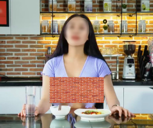 Thả rông vòng 1 khi làm clip nấu ăn, cô gái trẻ nhận về chỉ toàn gạch đá
