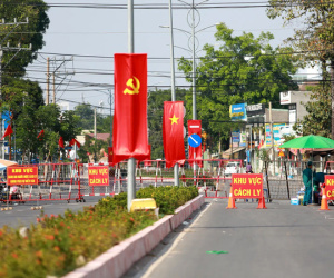 ẢNH: Đường phố vắng chưa từng thấy, quán xá đóng cửa im lìm sau khi phong toả Đại học Thủ Dầu Một