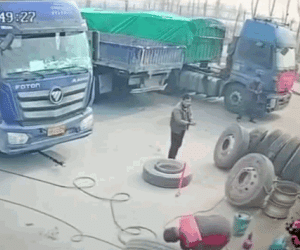 Video: Lốp xe phát nổ kinh hoàng khiến nam công nhân suýt mất mạng