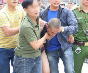 Sau khi 'chơi' ma túy, con trai vác rìu đòi chém mẹ đẻ, làm náo loạn khu phố