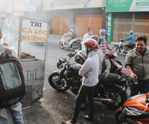 Ảnh: Người Sài Gòn tấp nập mua cá lóc cúng ông Công ông Táo, chủ tiệm nướng mỏi tay không kịp bán