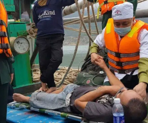 Tàu cá bốc cháy dữ dội, 8 thuyền viên vội nhảy xuống biển thoát thân
