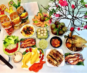 Quá bận rộn, nàng dâu đặt mâm cỗ cúng ông Táo 1,5 triệu thì bị mẹ chồng chê: 'Chỉ biết tiêu tiền chồng là giỏi', ngay lập tức một tiếng mở cửa khiến bà sững người!