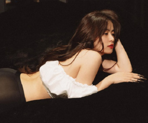 Có ai như Hoàng Thùy Linh: Không cần vòng 1 ngồn ngộn, body siêu nuột nhưng vẫn gây trầm trồ với bộ ảnh ngẫu hứng tại gia