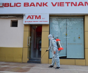 Ảnh: Phong toả, phun khử khuẩn ngân hàng tại Hà Nội - nơi làm việc của ca mắc Covid-19 thứ 22