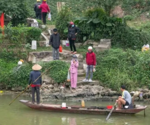 Ngán ngẩm cảnh nhiều người chèo thuyền chờ kích điện vớt cá tiễn ông Công ông Táo