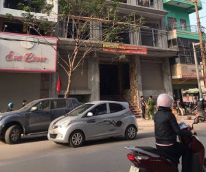 Nghe tiếng động lớn, chạy ra thấy người đàn ông rơi từ tầng cao xuống tử vong