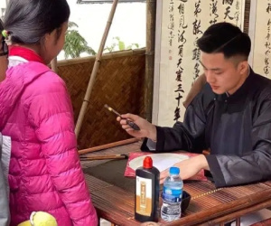 Thầy đồ đẹp trai 'không góc chết' khiến hội nữ sinh muốn xin chữ xin luôn cả người, tiết lộ danh tính 'không phải dạng vừa'