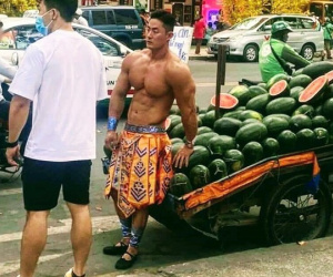 Xôn xao hình ảnh anh chàng '6 múi', mặc như đóng khố bán dưa hấu trên đường Sài Gòn khiến chị em 'náo loạn' khắp mạng xã hội