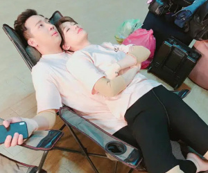 Hari Won thản nhiên nằm đè lên người chồng chụp ảnh, gọi Trấn Thành là 'chiếc giường độc quyền của mình'