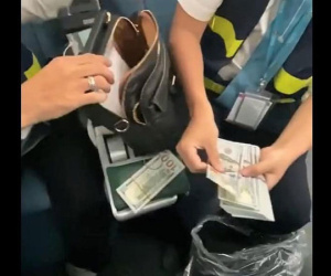Nhân viên Vietnam Airlines trả lại gần 260 triệu đồng cho hành khách để quên trên máy bay