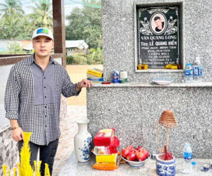 Vợ chồng Ưng Hoàng Phúc về Đồng Tháp thăm mộ ca sĩ Vân Quang Long