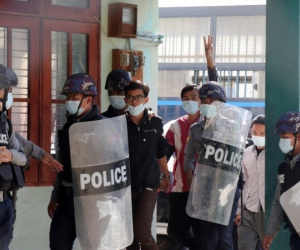 Quân đội Myanmar đối mặt sức ép gia tăng