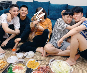 Bức ảnh lột tả sự thực phũ phàng mùa Tết: Anh em về nhà tự chơi với nhau, phụ huynh còn bận chăm 'con ruột'