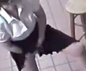 Video: Bị mắng thậm tệ, nữ bồi bàn nhét xúc xích vào 'chỗ kín' rồi đem ra phục vụ cho khách