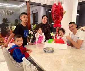 Ronaldo: 'Tôi không dám hứa sẽ chơi bóng thêm 20 năm nữa'