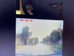 Clip: Bất ngờ băng qua đường, bé trai khiến ô tô phanh 'cháy bánh', shipper đâm thẳng xuống cống