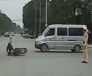 Video: Tài xế ôtô phớt lờ hiệu lệnh CSGT, suýt gây thảm họa