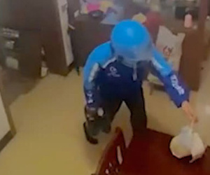 Trốn mẹ đặt đồ ăn, thanh niên nhắn tin nhờ shipper 'đi nhẹ nói khẽ', phản ứng của anh giao hàng khiến dân tình cười ngã ngửa