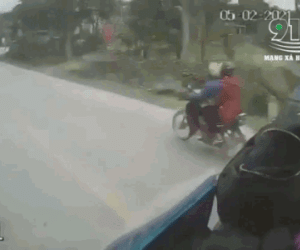 Video: Kinh hoàng khoảnh khắc xe khách lấn làn đấu đầu xe con trên QL2