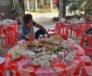 Tiệc tất niên thời Covid: Mời đông mà chẳng ai đến dự