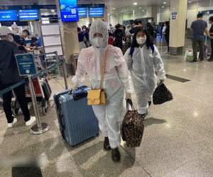 TP.HCM: Lo ngại dịch bệnh, người dân mặc đồ bảo hộ kín mít ra sân bay về quê ăn Tết