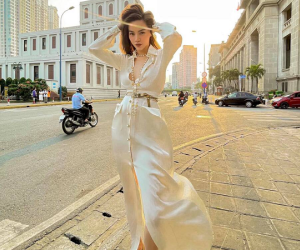 Hà Hồ cởi bung cúc ngực áo giữa phố nhưng không ai có thể chê phản cảm