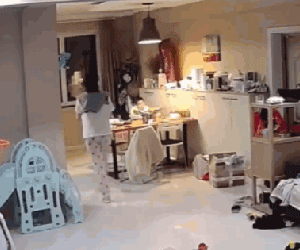 Video: Khoảnh khắc mẹ phản ứng cực nhanh cứu con