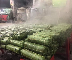 Cao điểm đốt lò đỏ lửa, trắng đêm canh ngàn cái bánh chưng