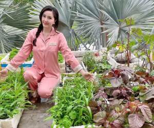 Cách Bảo Thy 'chill' bên trong biệt thự hào môn: Chán du lịch 'chanh sả' thì về trồng rau, diện dép lê gần 16 triệu thăm vườn
