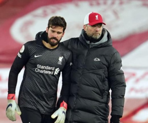 HLV Klopp thẳng thắn chỉ ra sai lầm của Alisson, thừa nhận Liverpool 'chỉ đua top 4'